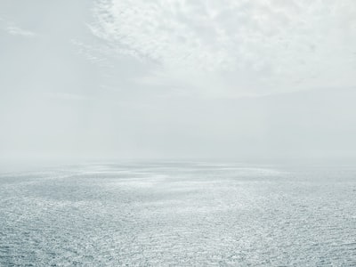 白天空荡荡的大海的照片
